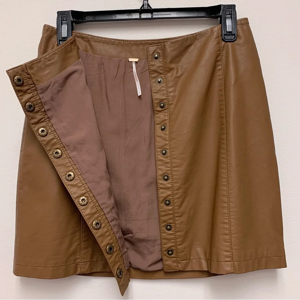 Free People Oh Snap Faux Leather Mini Skirt Size 8‎ Tan Snap Front